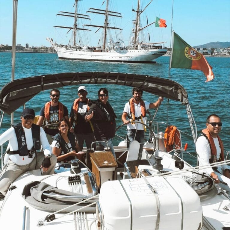 Participantes no cockpit de um veleiro — treino de mar de 24 horas