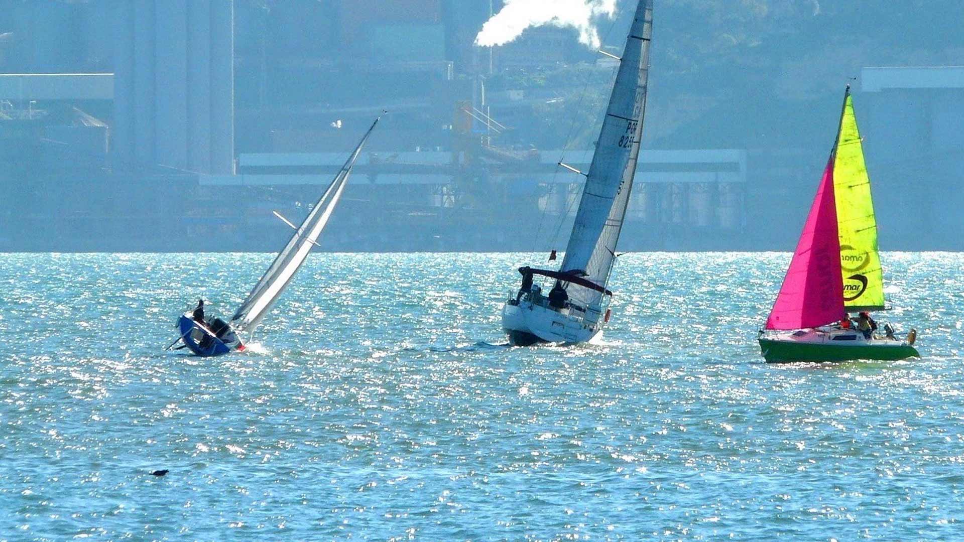 Barcos à vela a navegar no Tejo