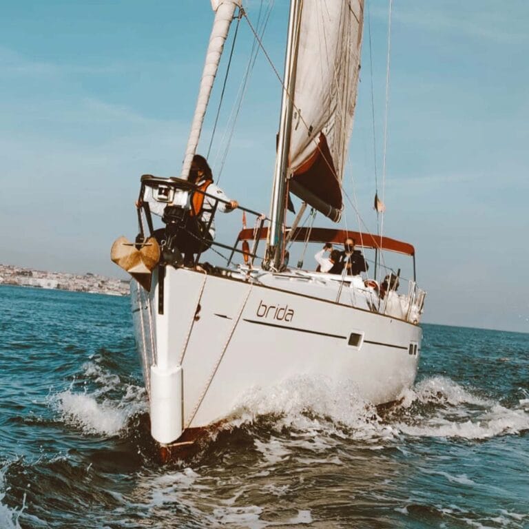 Veleiro com roda de leme a navegar — manobras com embarcações