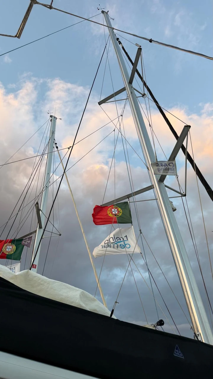 Mastros e bandeiras da Treino de Mar e de Portugal.