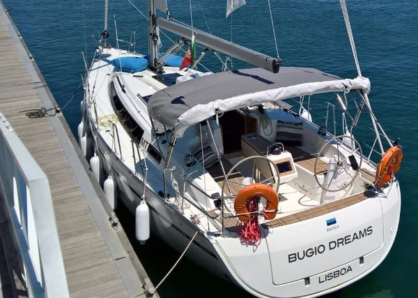 Bugio Dreams amarrado ao pontão, com cabos e defensas.