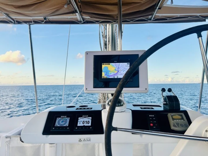 Instrumentos de navegação no posto de governo de um catamarã.