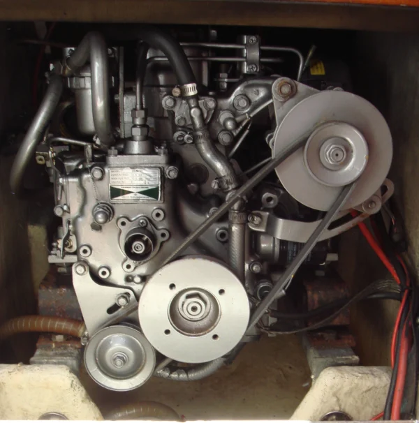 Motor interior Yanmar 2GM20 instalado num compartimento de barco