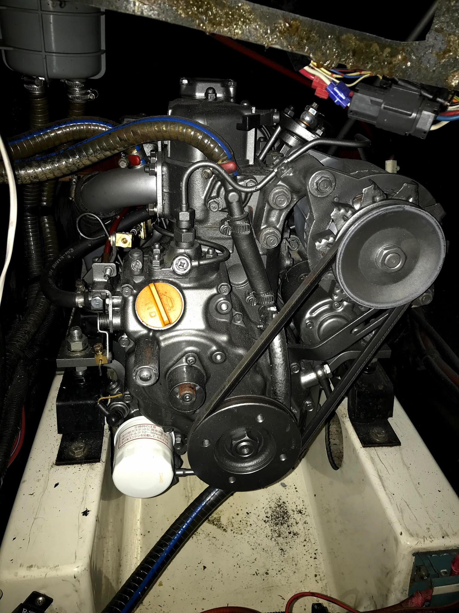 Motor interior de uma embarcação da Treino de Mar